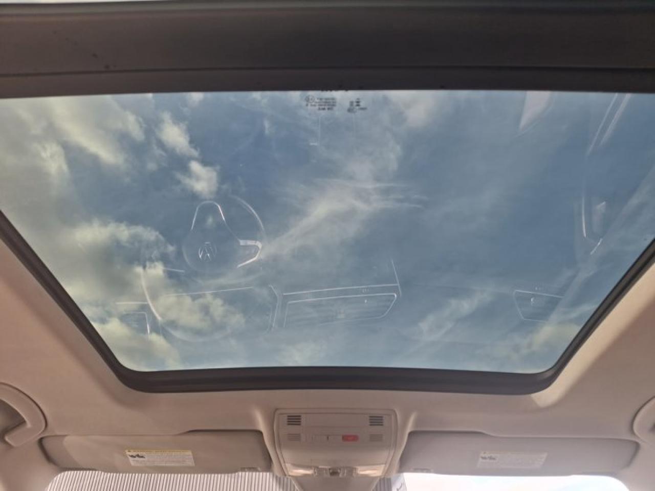 2024 Volkswagen Tiguan Comfortline AWD | Panoramic Sunroof | Leather | Heated Seats | CarPlay + Android | Rear Cam & More ! Photo