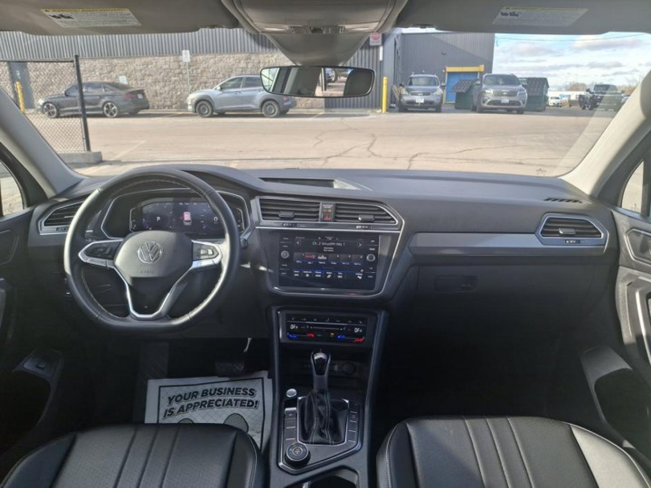 2024 Volkswagen Tiguan Comfortline AWD | Panoramic Sunroof | Leather | Heated Seats | CarPlay + Android | Rear Cam & More ! Photo