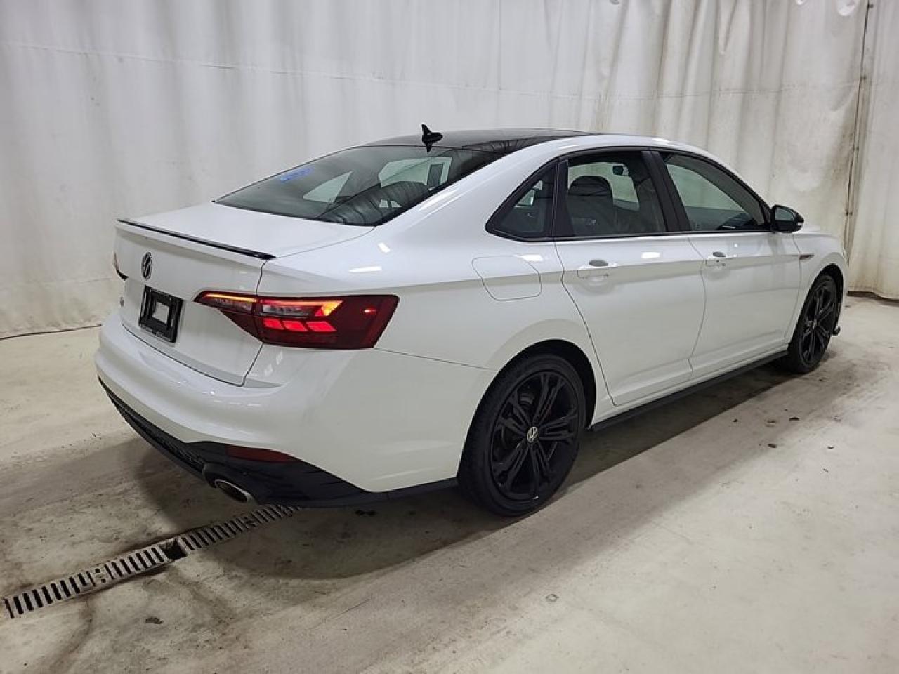 2022 Volkswagen Jetta GLI | DSG | Remote Start | Heated and Cooled Seats | BSM | Adaptive Cruise Control | CarPlay & More ! Photo4