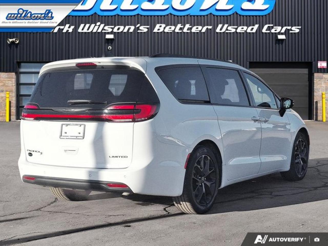 2025 Chrysler Pacifica Limited | Remote Start | Adaptive Cruise | BSM | Heated Steering | Cooled and Heated Seats & More ! Photo