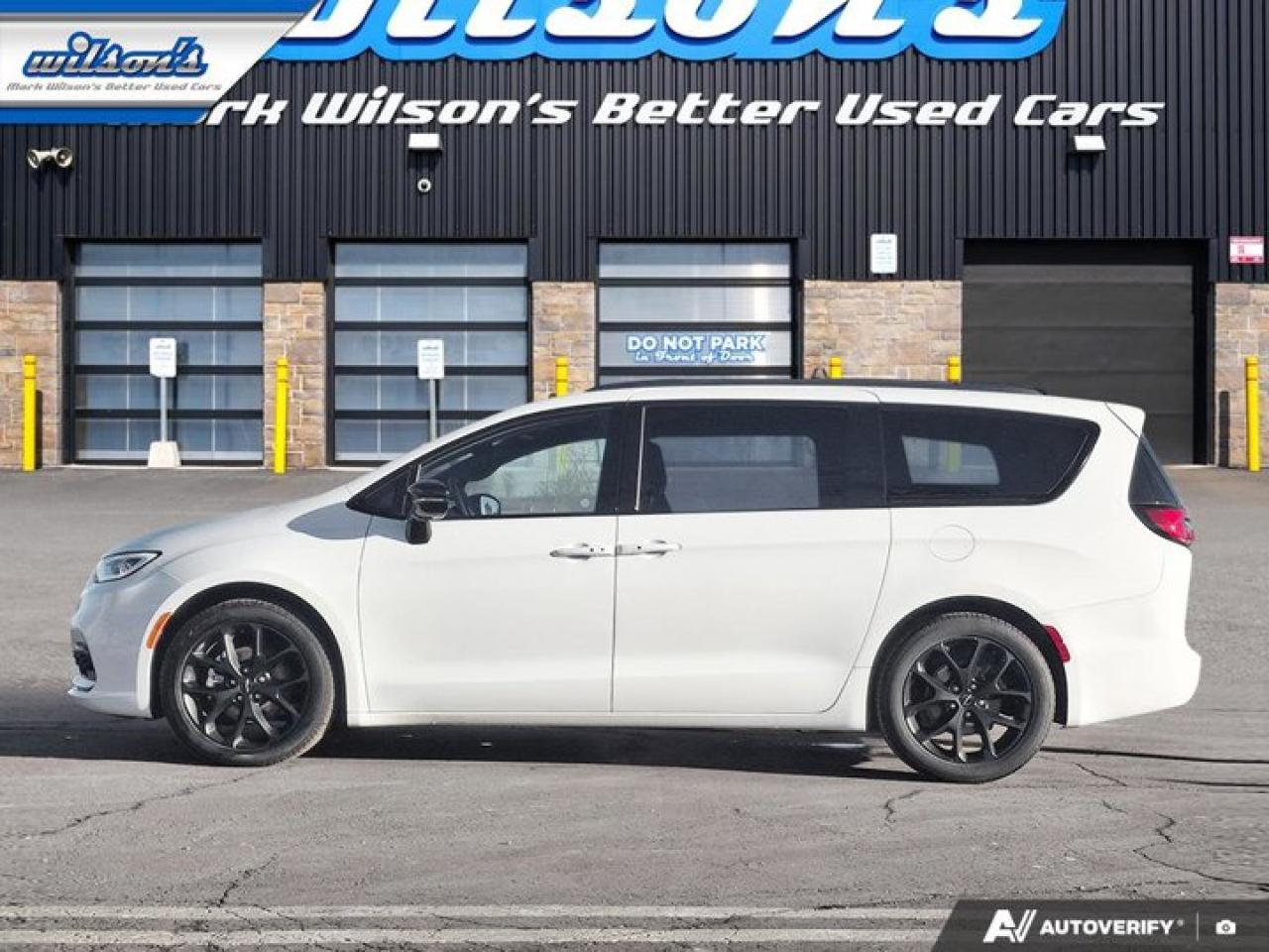 2025 Chrysler Pacifica Limited | Adaptive Cruise | Hot + Cold Seats | Heated Steering & More ! Photo