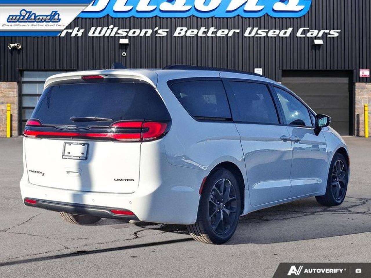 2025 Chrysler Pacifica Limited | Heated Steering | Cooled and Heated Seats| Remote Start | Adaptive Cruise | BSM & More ! Photo4