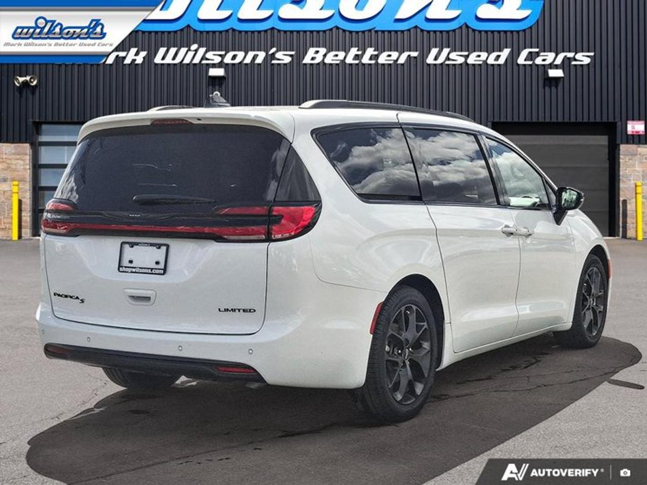 2025 Chrysler Pacifica Limited | Heated Steering | Cooled and Heated Seats| Remote Start | Adaptive Cruise | BSM & More ! Photo