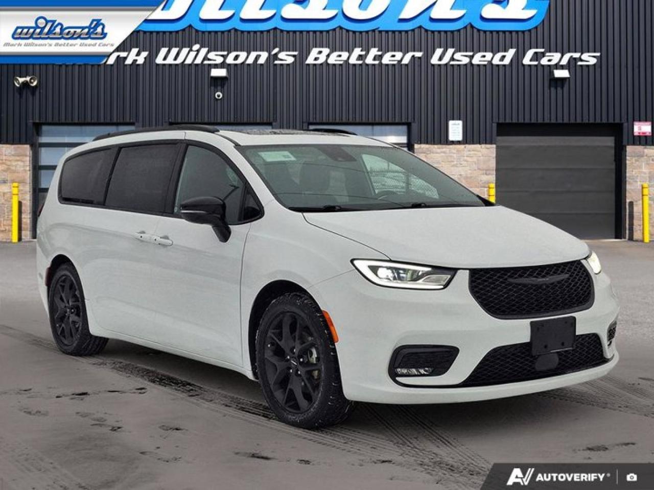 2025 Chrysler Pacifica Limited | Adaptive Cruise | BSM| Heated Steering | Cooled and Heated Seats| Remote Start & More ! Photo