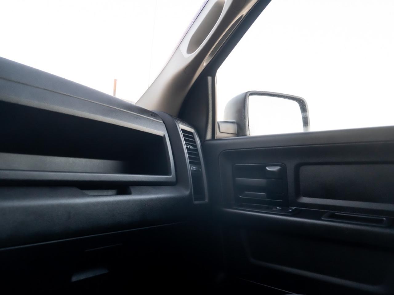 2021 RAM 1500 Classic Express 4x4 Quad Cab Photo36