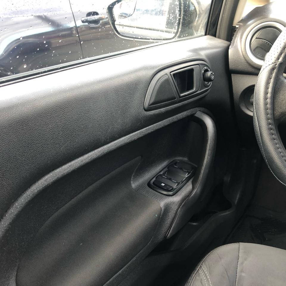 2017 Ford Fiesta SE / H.SEATS / PHONE CONNECTION Photo