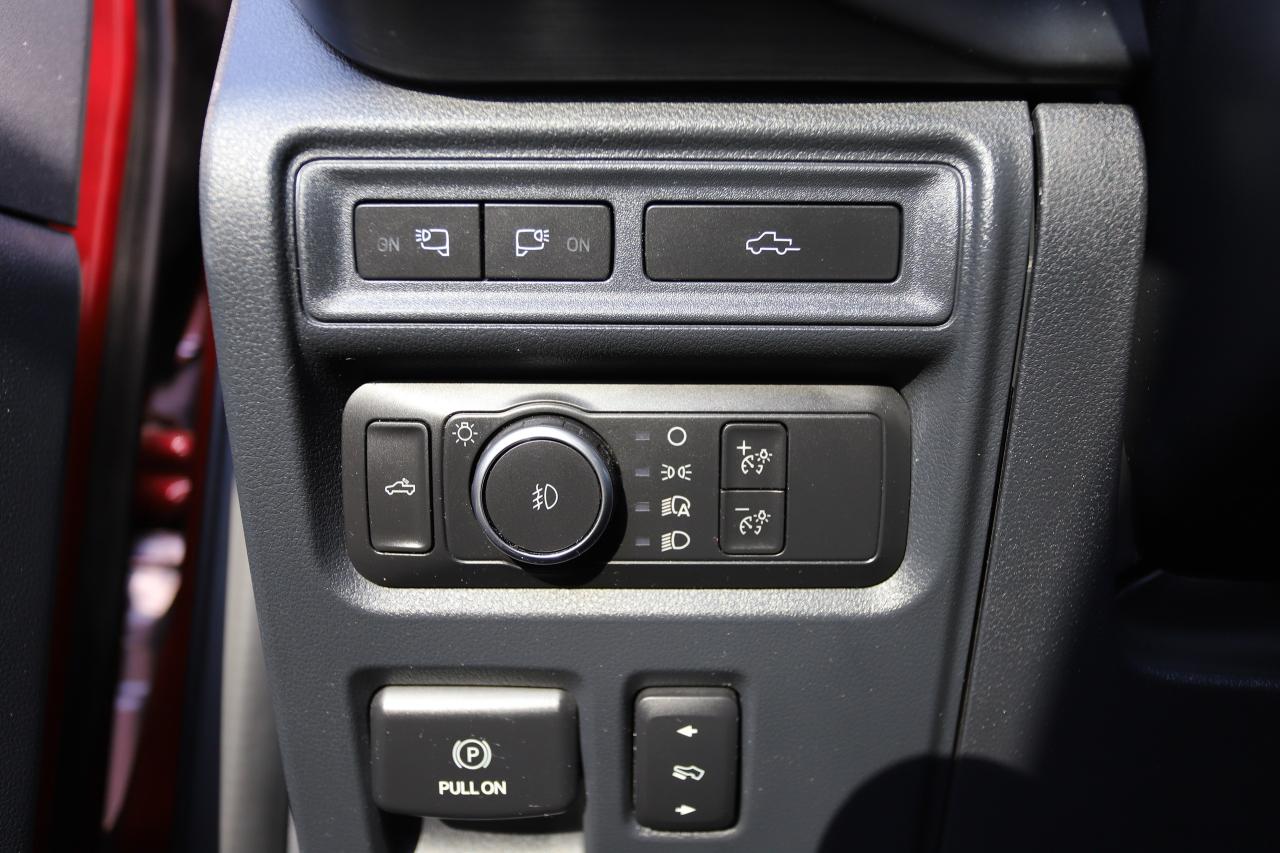 2022 Ford F-150 Lariat 4WD SuperCrew 5.5' Box Photo5