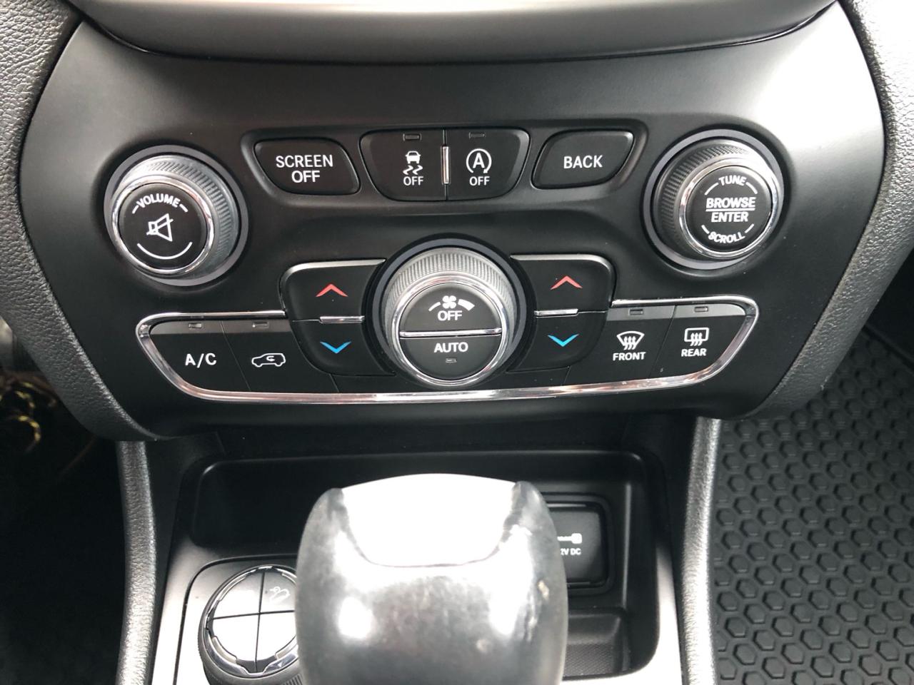 2015 Jeep Cherokee Trailhawk / NAV / B.CAM / PANO / C.SEATS / H.SEATS