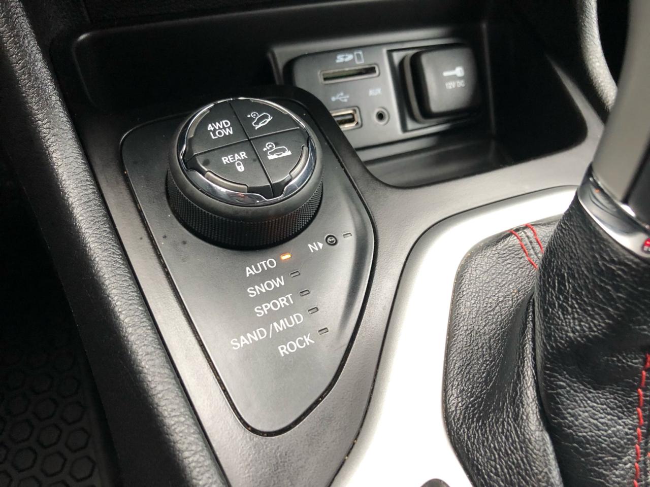 2015 Jeep Cherokee Trailhawk / NAV / B.CAM / PANO / C.SEATS / H.SEATS