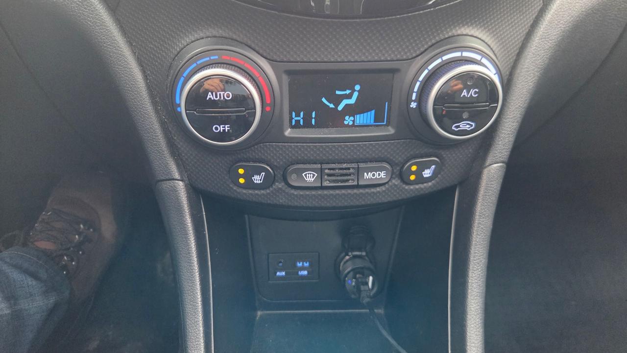 2016 Hyundai Accent GLS Apple Carplay/P-Moon/Winter tires/rims - Photo #14