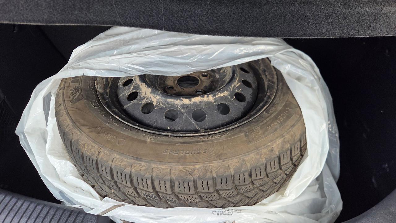 2016 Hyundai Accent GLS Apple Carplay/P-Moon/Winter tires/rims - Photo #22