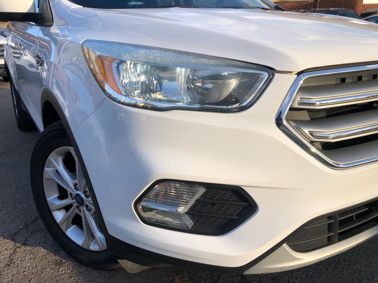 2017 Ford Escape SE / B.CAM / H.SEATS Photo