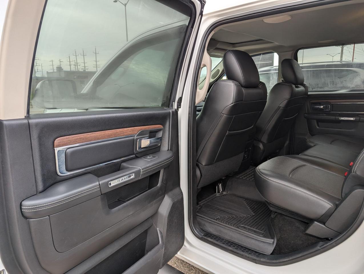 2017 RAM 3500 Laramie | Heated seats | Cooled seats - Photo #9