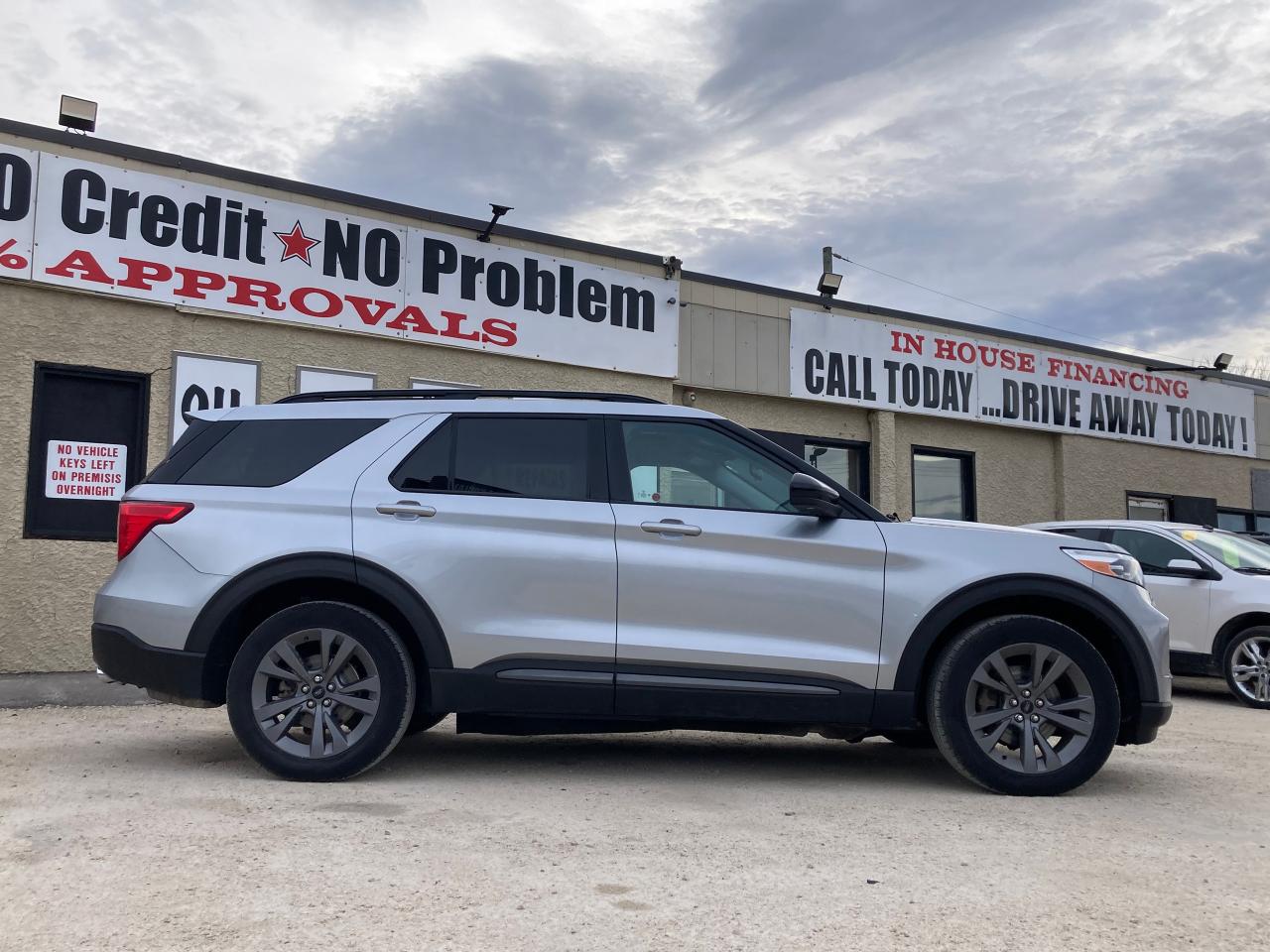 2022 Ford Explorer XLT 4WD - Photo #2