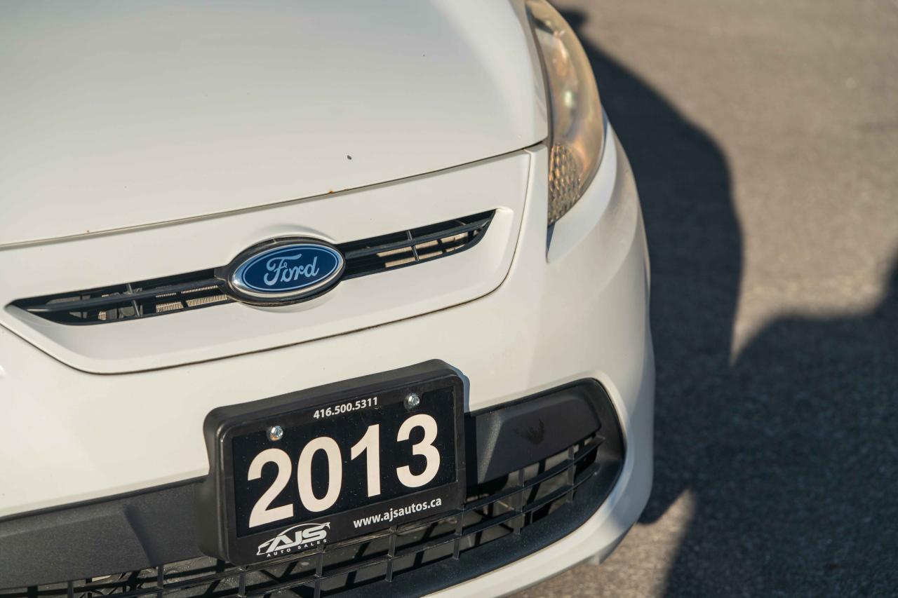 2013 Ford Fiesta SE - Photo #8