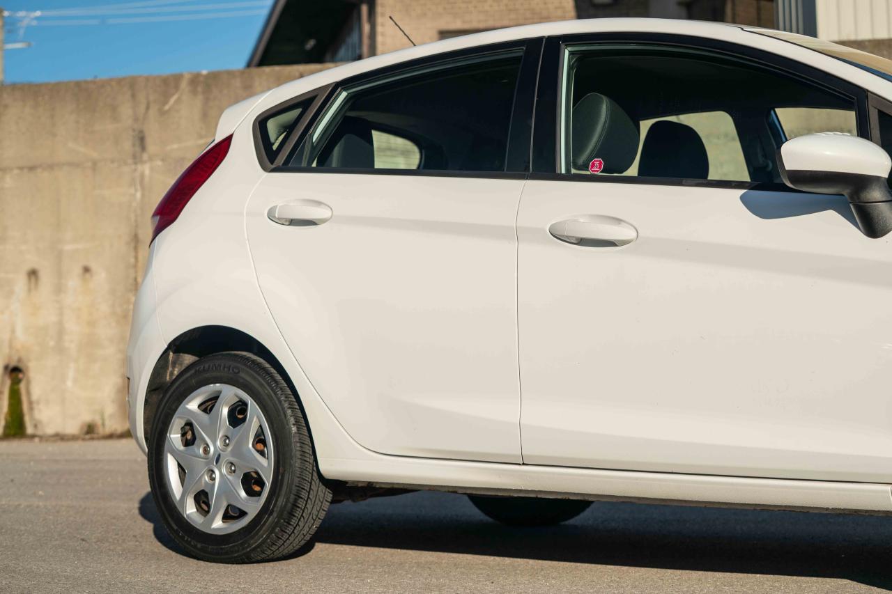2013 Ford Fiesta SE - Photo #9