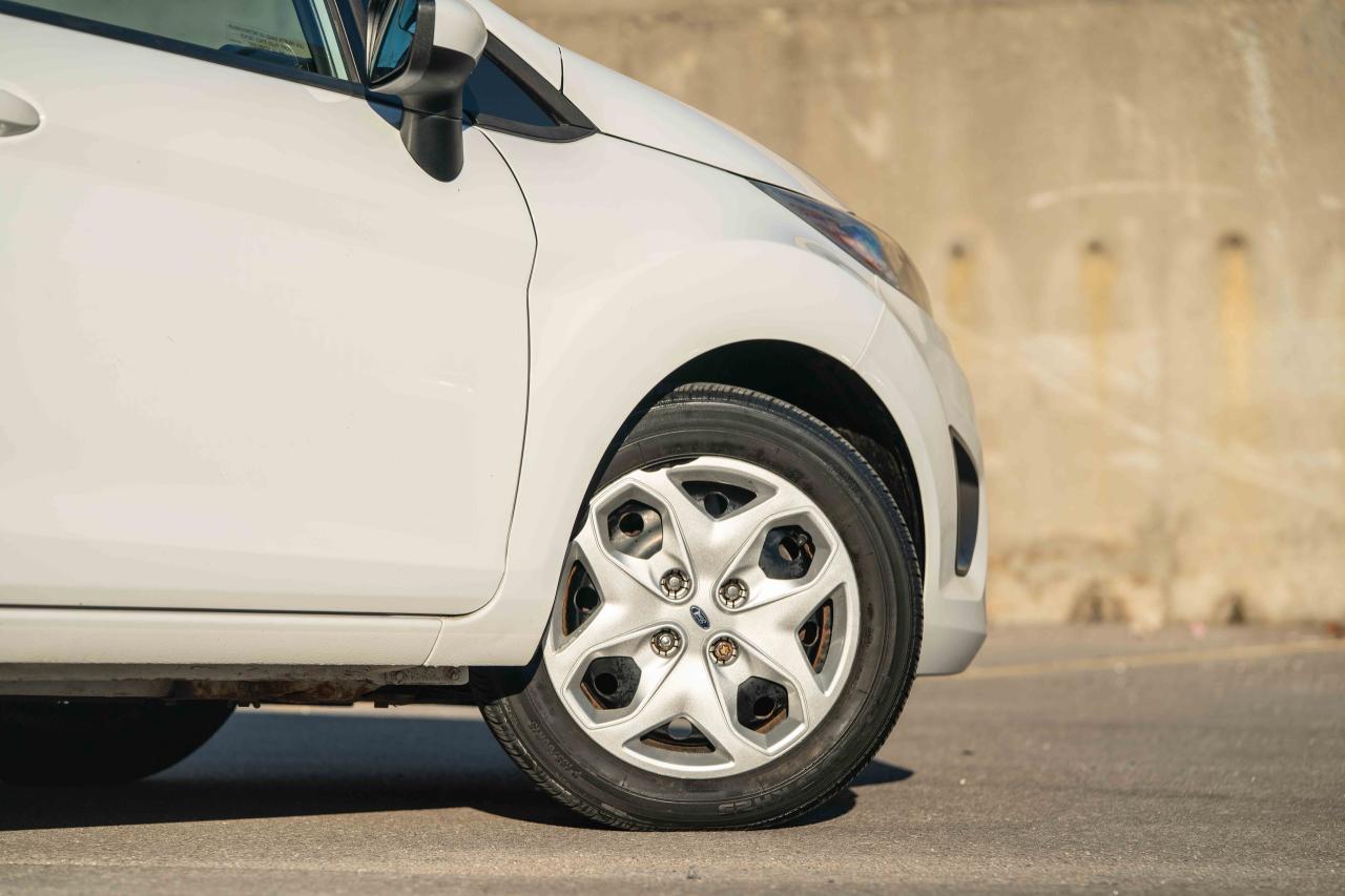 2013 Ford Fiesta SE - Photo #11