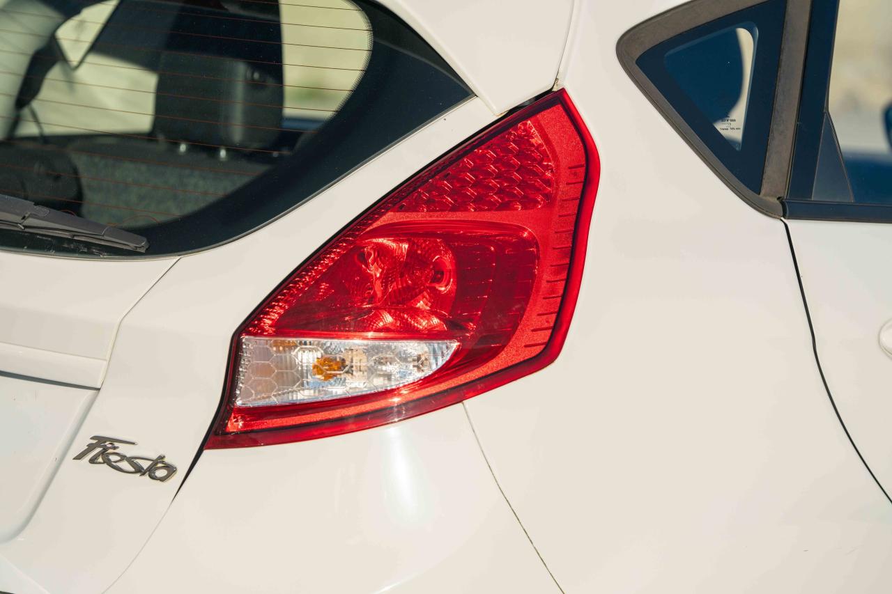 2013 Ford Fiesta SE - Photo #12
