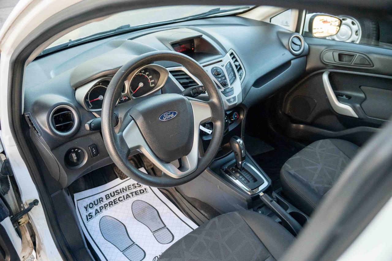 2013 Ford Fiesta SE - Photo #22