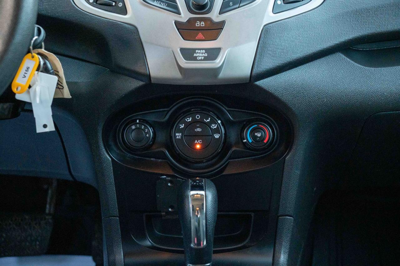 2013 Ford Fiesta SE - Photo #27