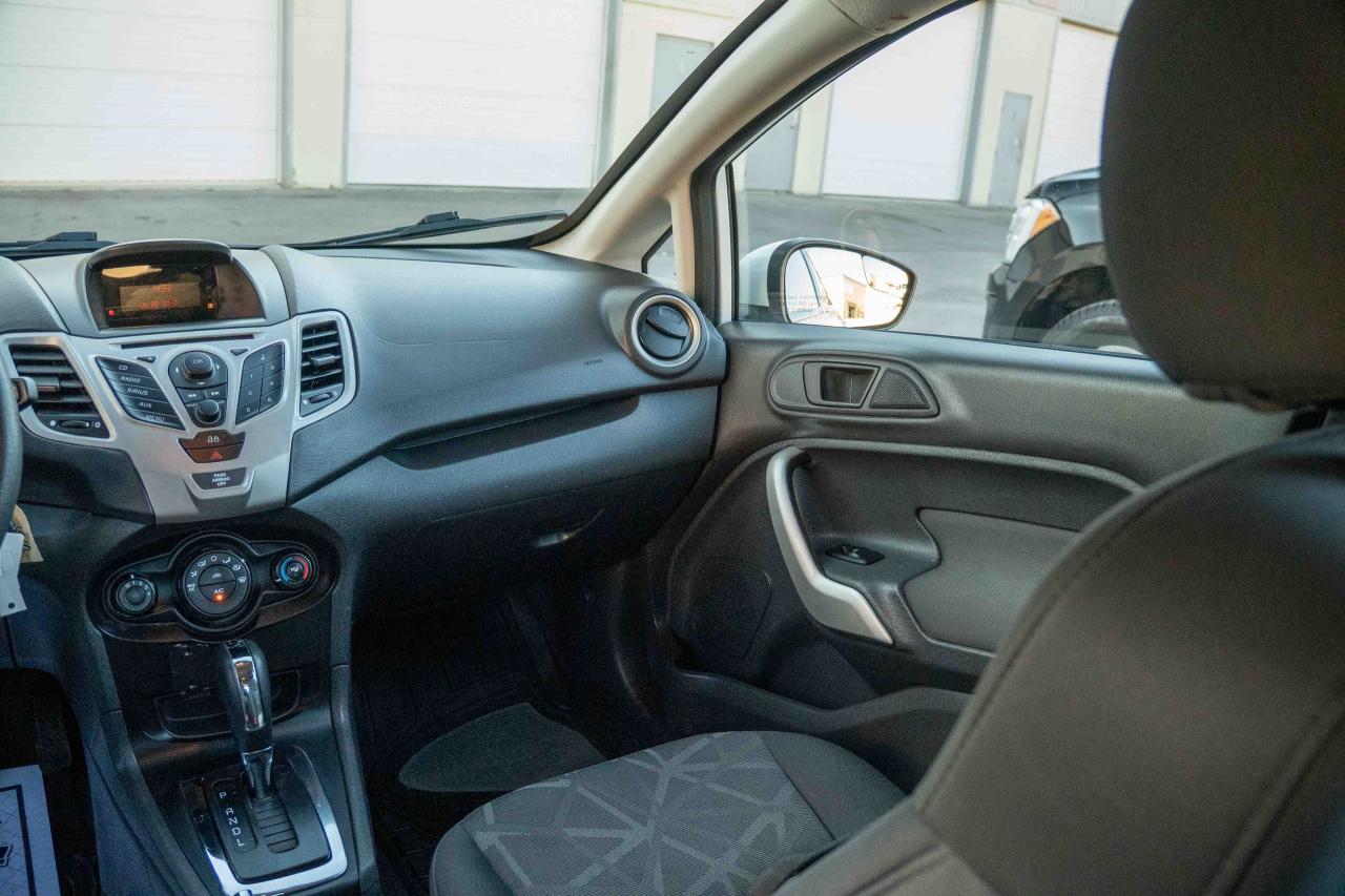 2013 Ford Fiesta SE - Photo #33