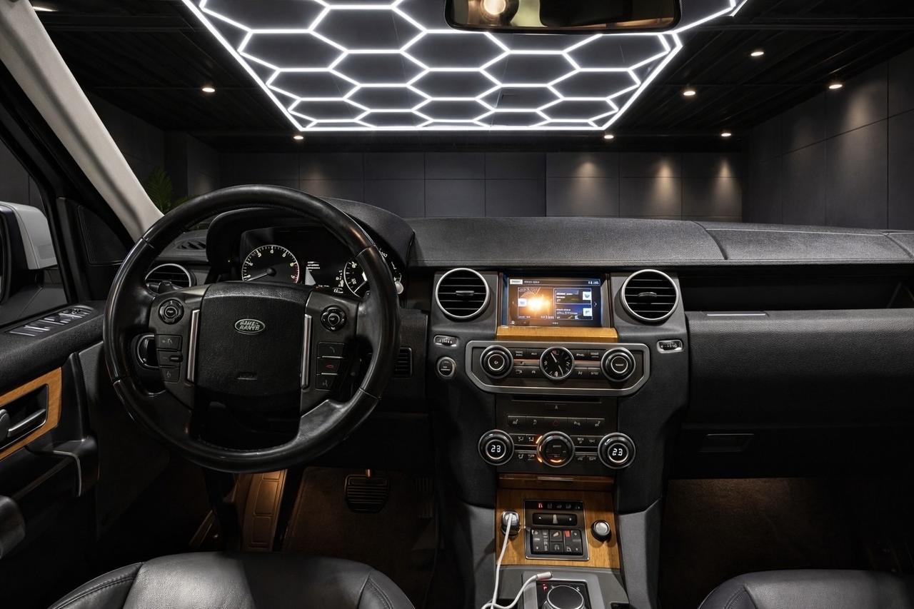 2016 Land Rover LR4 4WD 4dr HSE LUXURY Photo