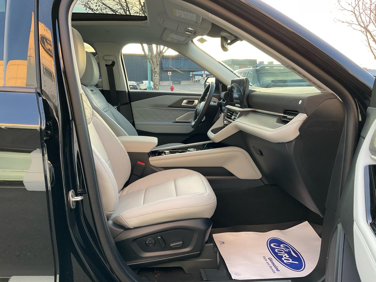 2026 Ford Explorer Platinum Photo5