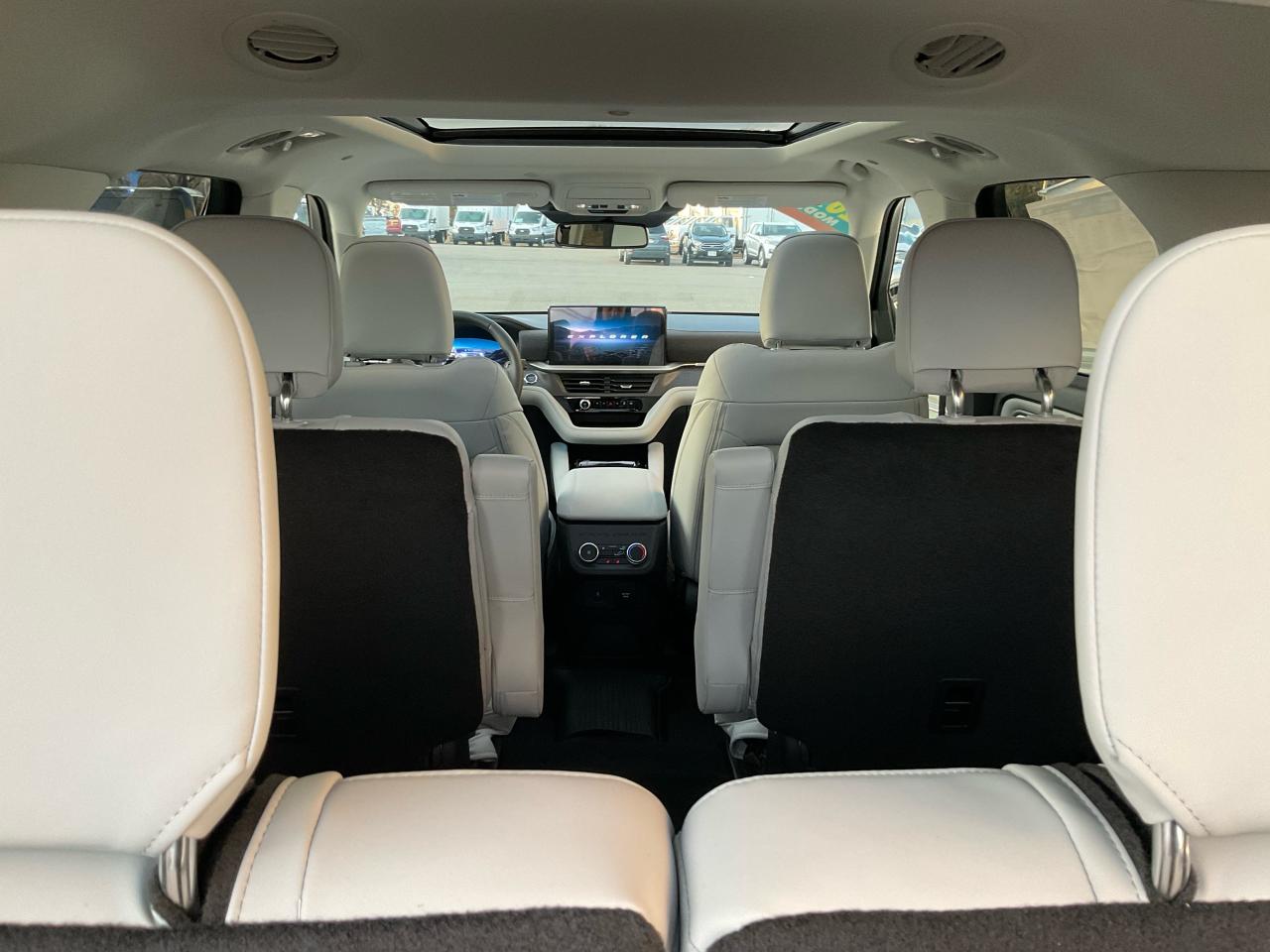 2026 Ford Explorer Platinum Photo5