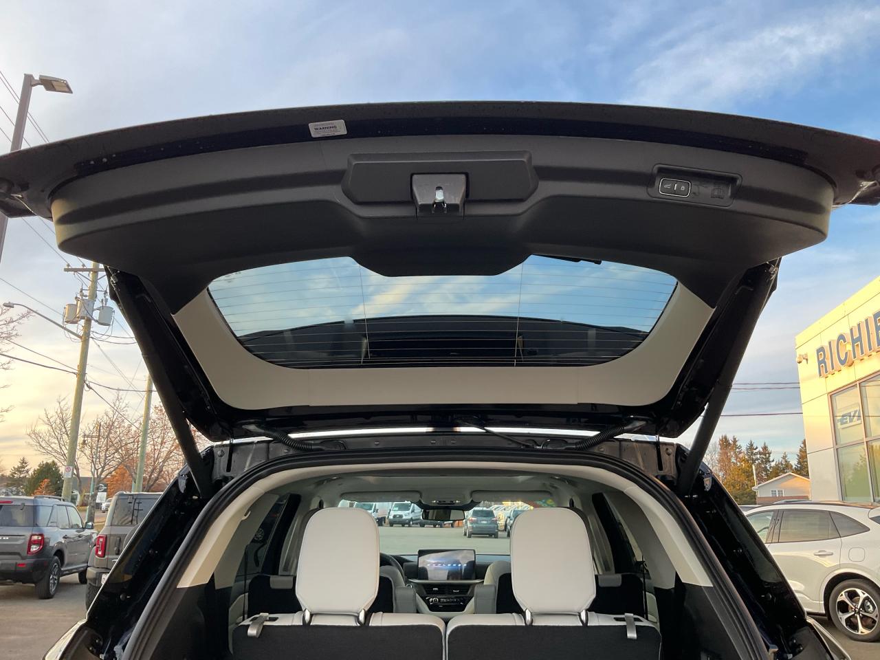 2026 Ford Explorer Platinum Photo5