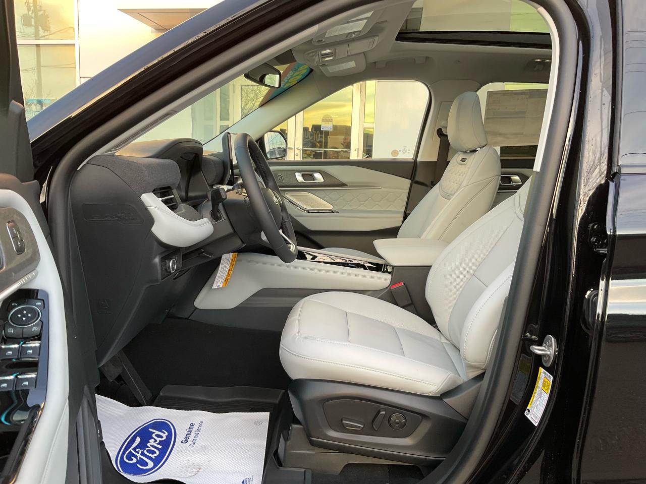 2026 Ford Explorer Platinum Photo5