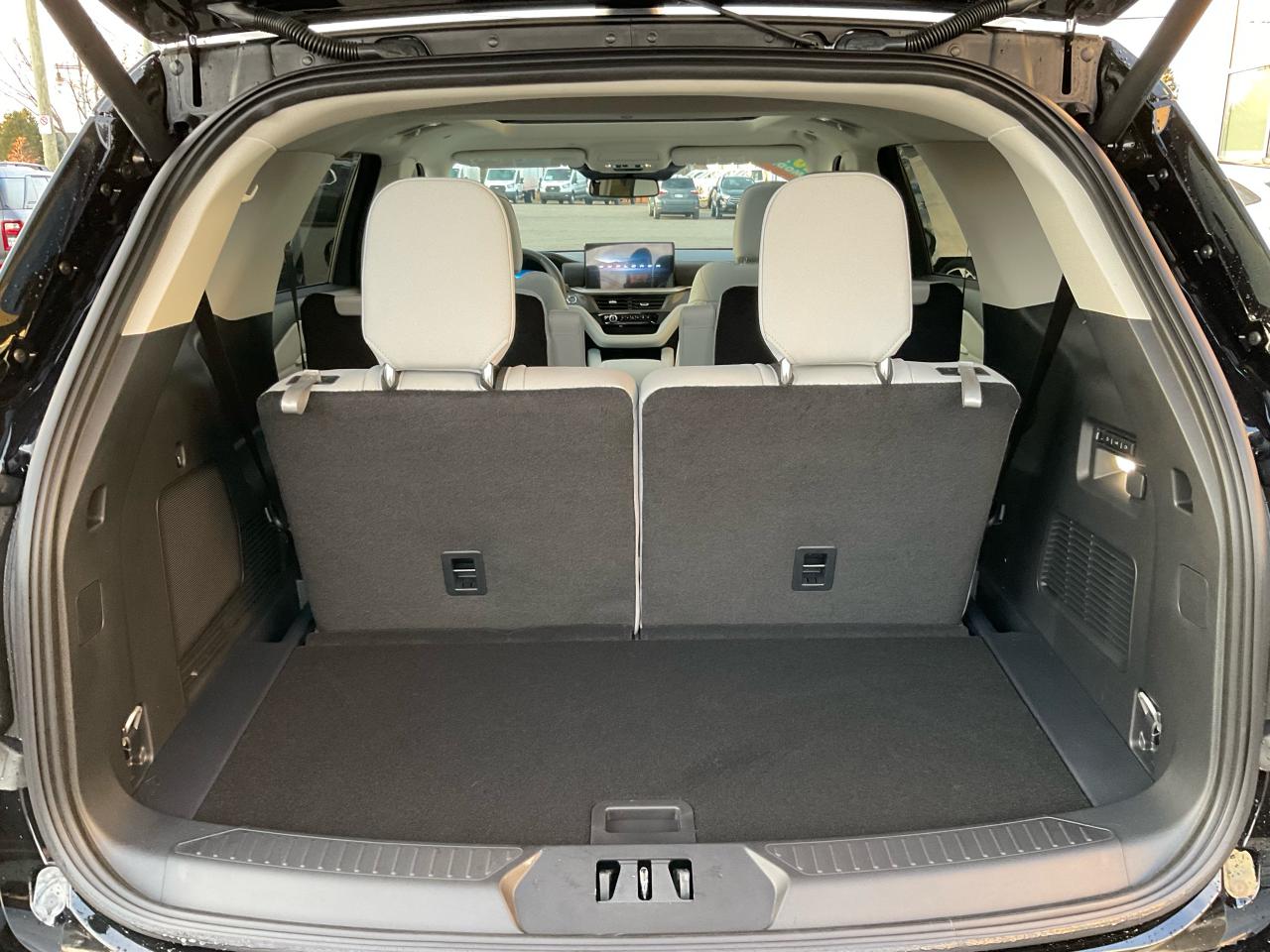 2026 Ford Explorer Platinum Photo5