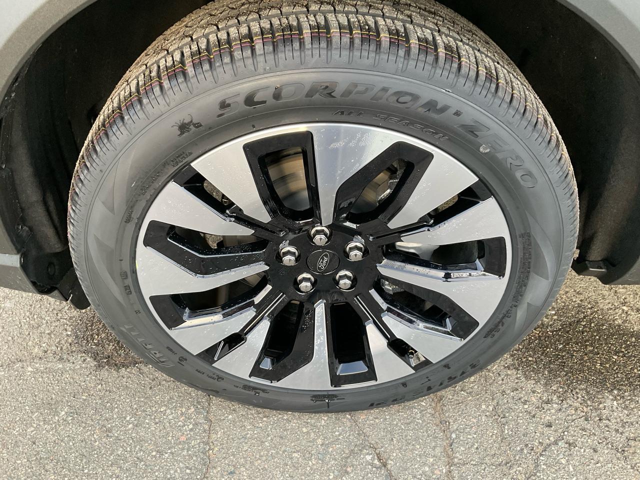 2026 Ford Explorer Platinum Photo5