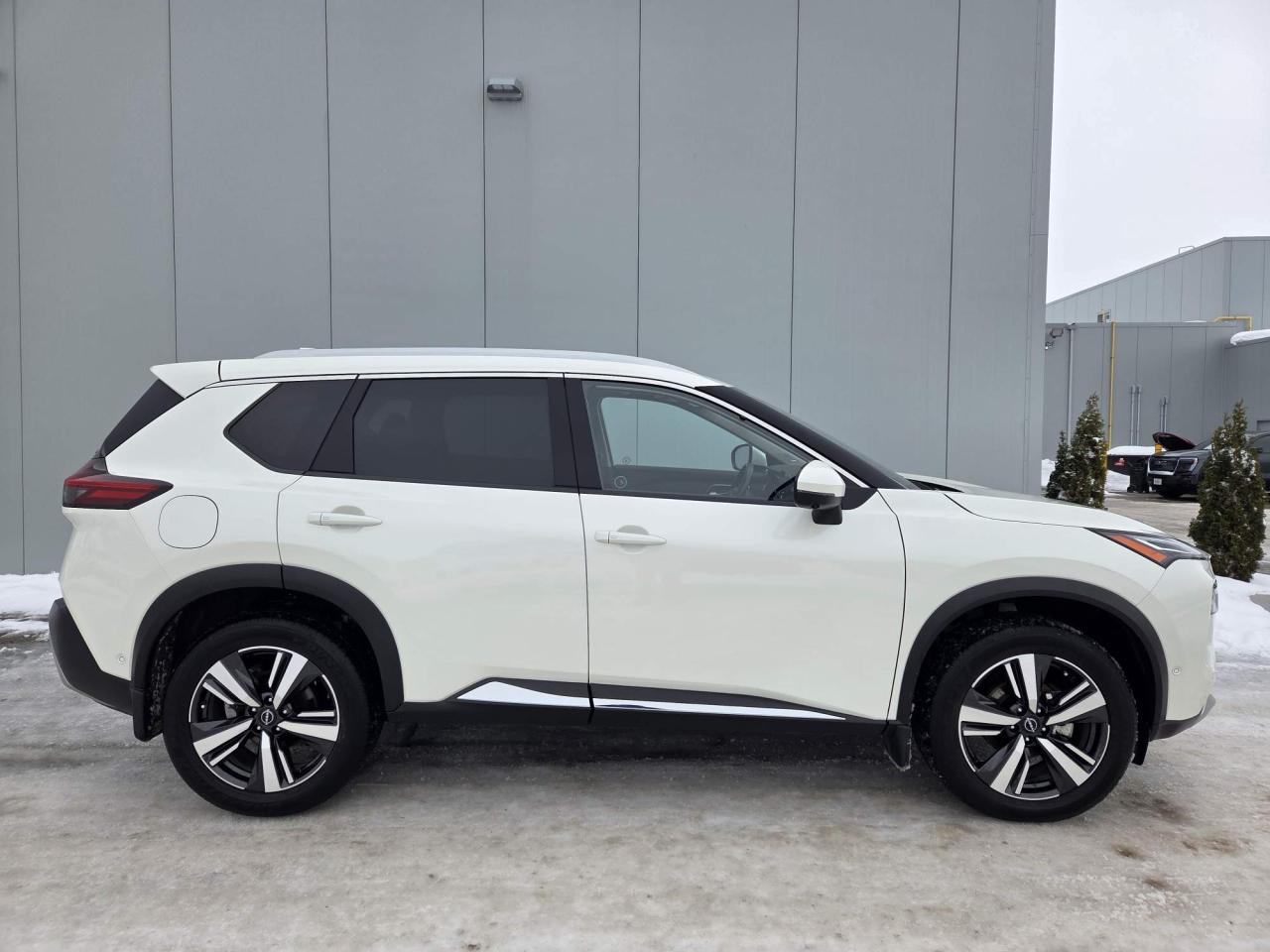 2022 Nissan Rogue Platinum One Owner | Leather | Navigation | Moonroof | 19" Wheels Photo4