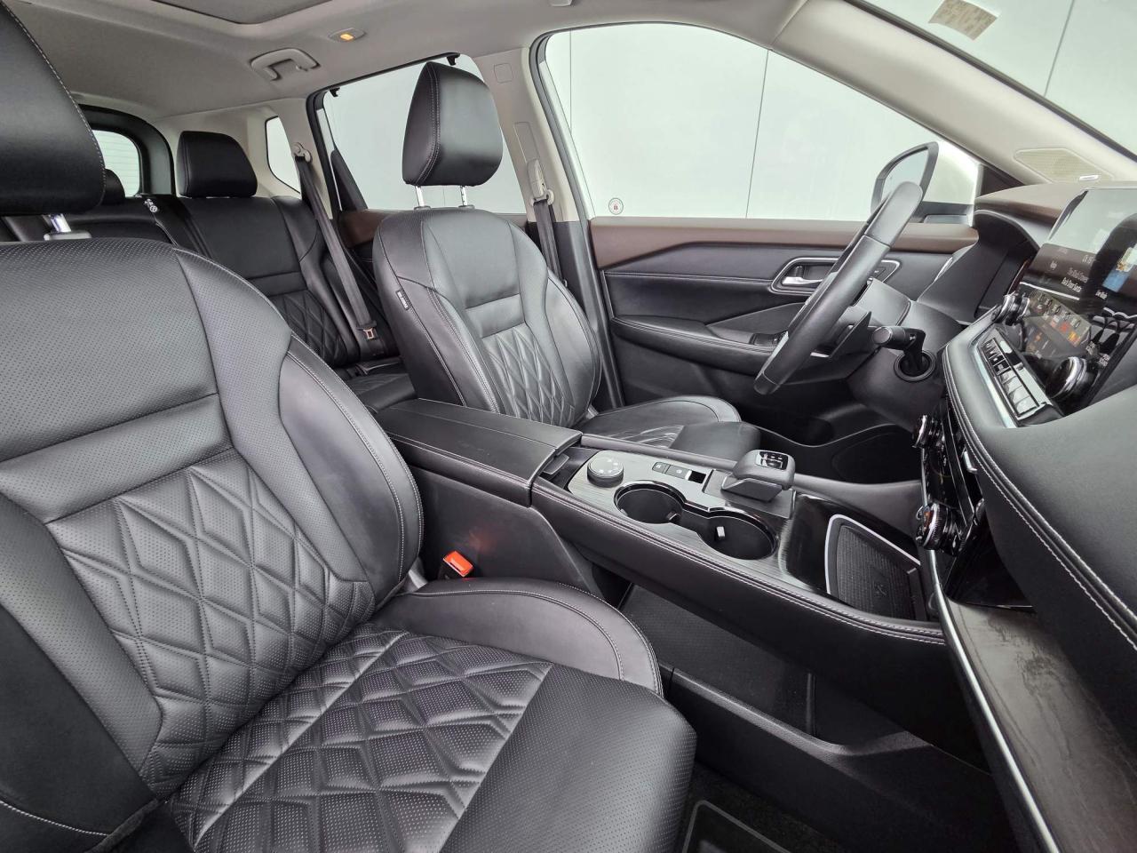 2022 Nissan Rogue Platinum One Owner | Leather | Navigation | Moonroof | 19" Wheels Photo