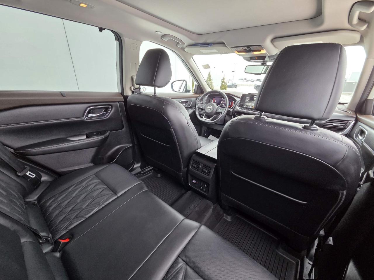 2022 Nissan Rogue Platinum One Owner | Leather | Navigation | Moonroof | 19" Wheels Photo