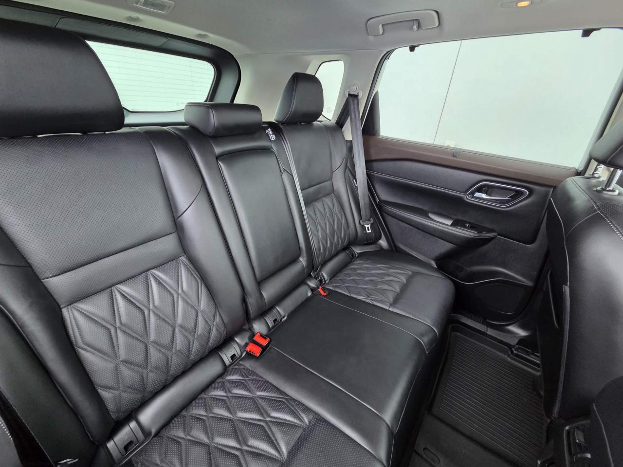 2022 Nissan Rogue Platinum One Owner | Leather | Navigation | Moonroof | 19" Wheels Photo