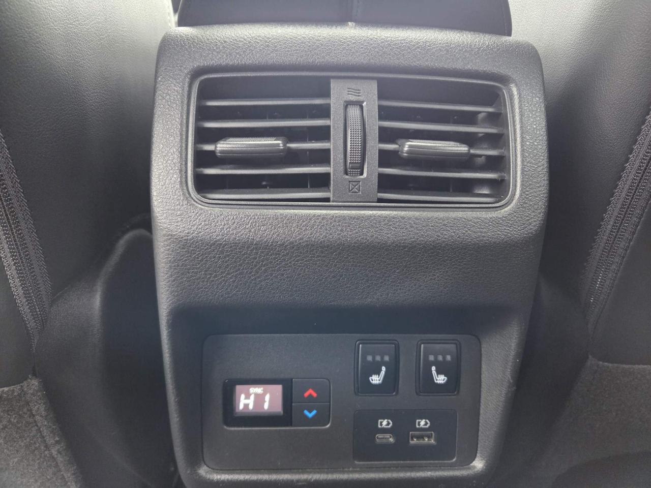 2022 Nissan Rogue Platinum One Owner | Leather | Navigation | Moonroof | 19" Wheels Photo