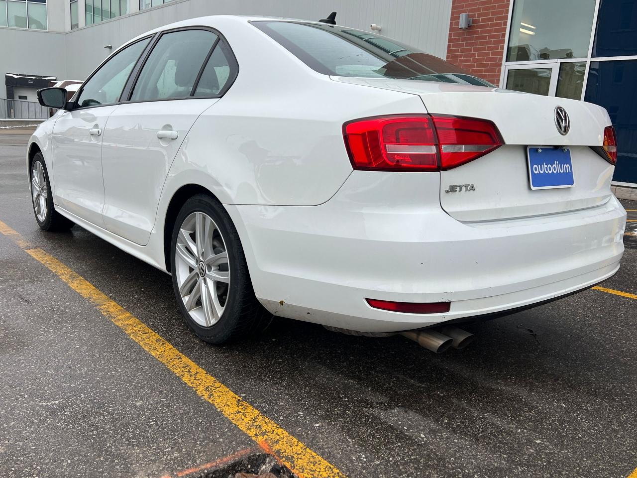 2015 Volkswagen Jetta 4dr 2.0L Auto Photo3