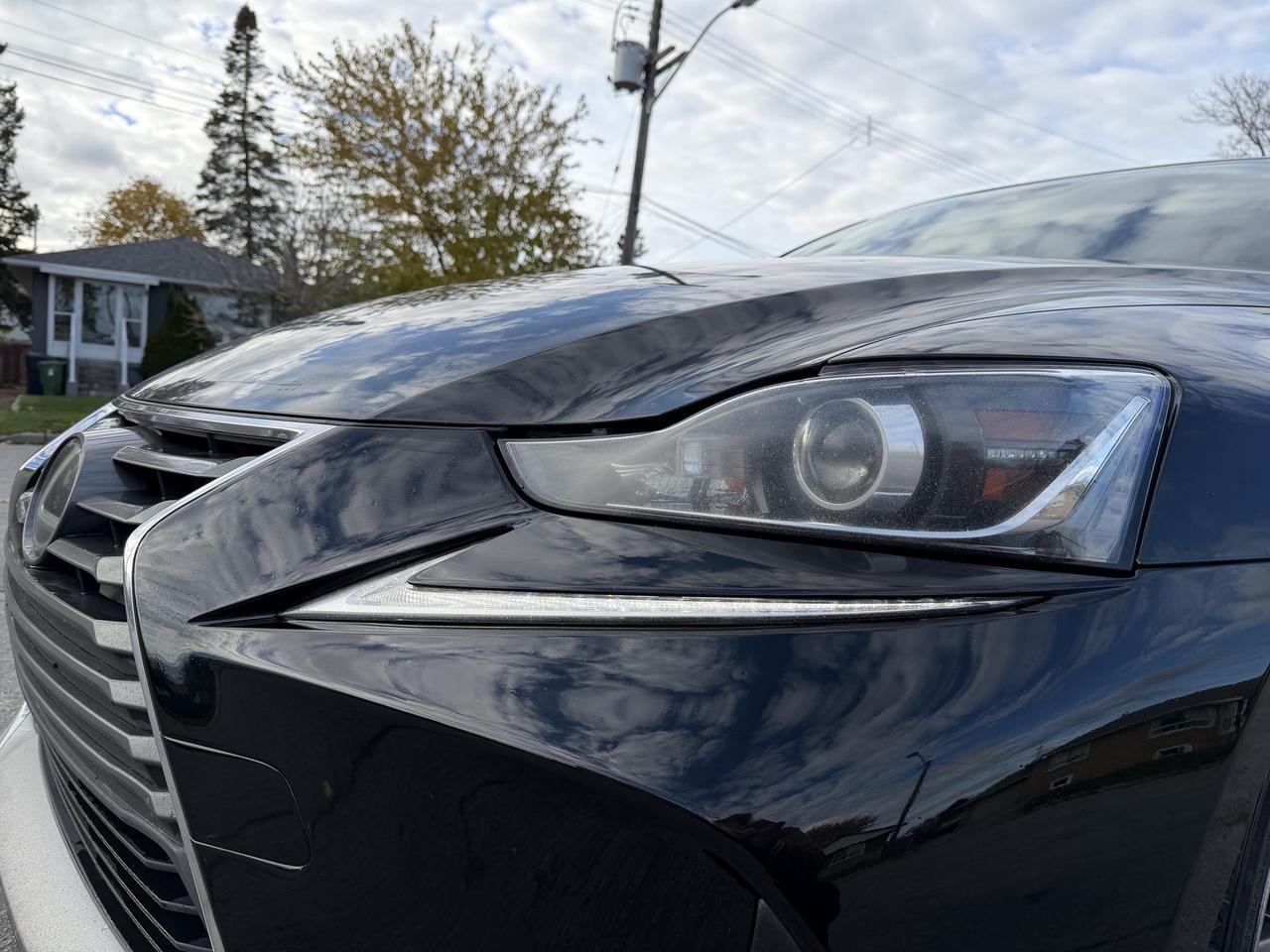 2019 Lexus IS IS 300 AWD Photo4