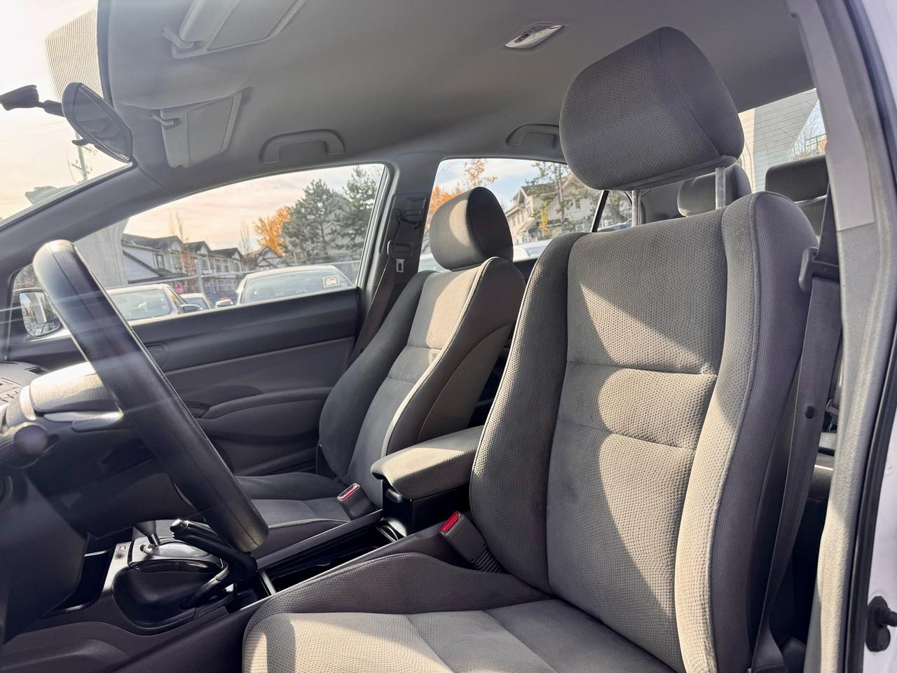2011 Honda Civic DX-G FINANCING AVAILABLE Photo9