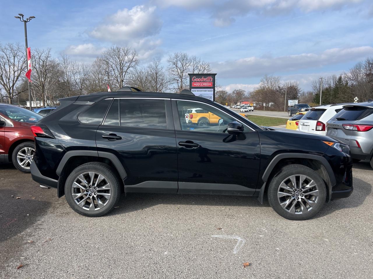2020 Toyota RAV4 XLE, AWD, HEATED LEATHER, BACK UP CAMERA, SUNROOF! - Photo #5