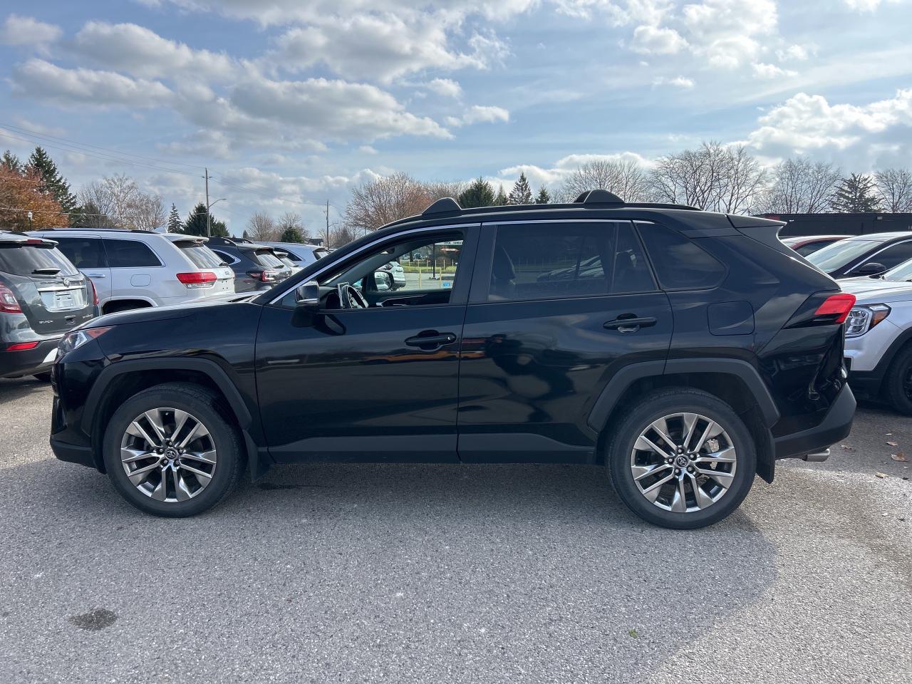 2020 Toyota RAV4 XLE, AWD, HEATED LEATHER, BACK UP CAMERA, SUNROOF! - Photo #9