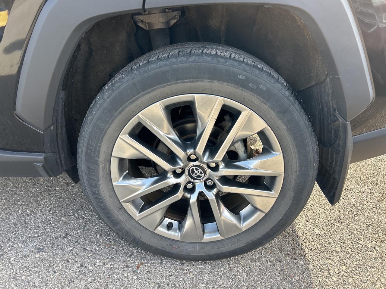 2020 Toyota RAV4 XLE, AWD, HEATED LEATHER, BACK UP CAMERA, SUNROOF! - Photo #10