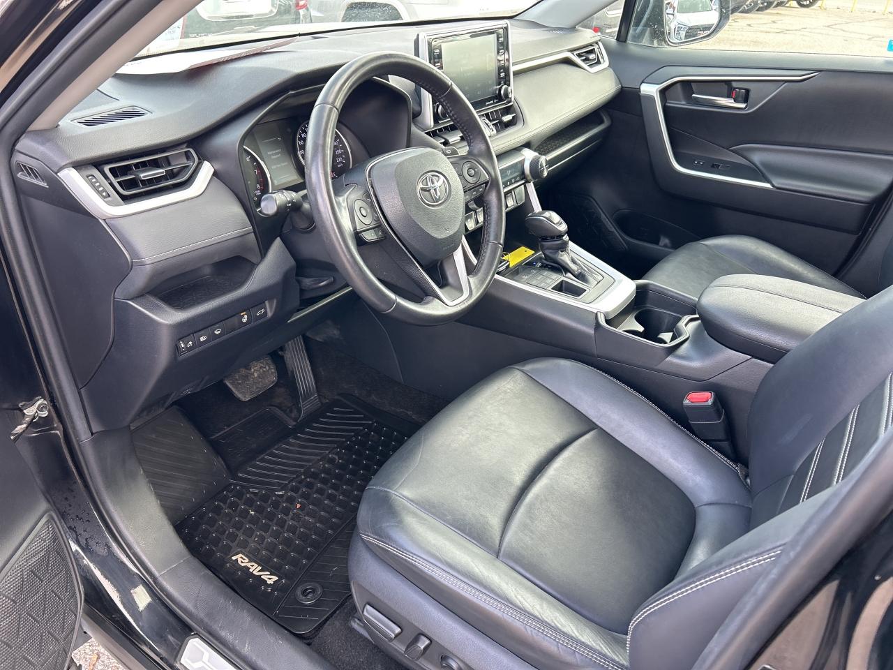 2020 Toyota RAV4 XLE, AWD, HEATED LEATHER, BACK UP CAMERA, SUNROOF! - Photo #14