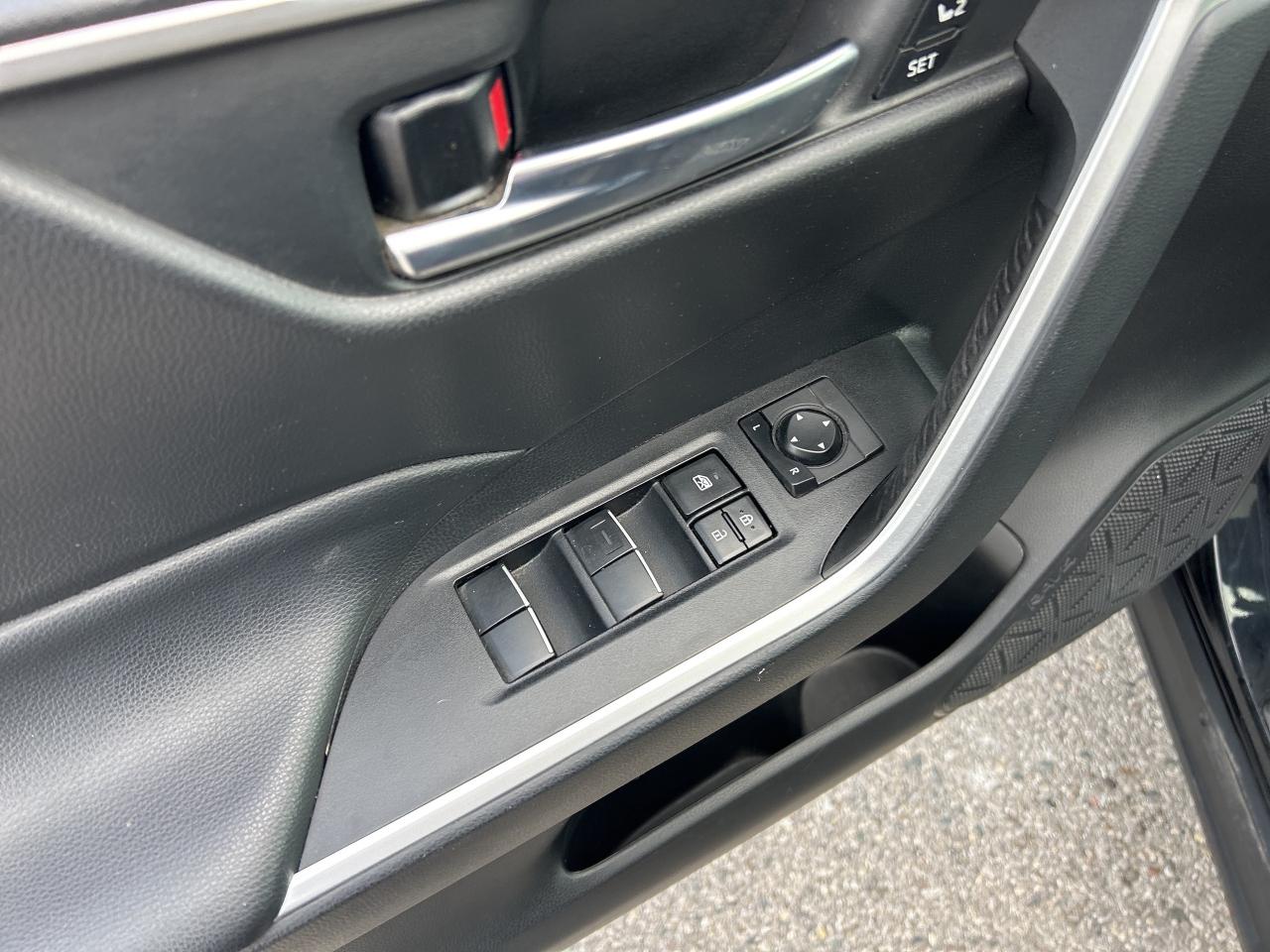 2020 Toyota RAV4 XLE, AWD, HEATED LEATHER, BACK UP CAMERA, SUNROOF! - Photo #16