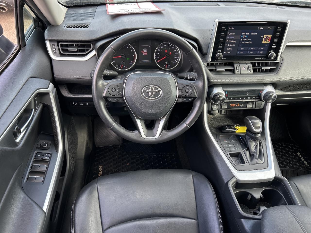 2020 Toyota RAV4 XLE, AWD, HEATED LEATHER, BACK UP CAMERA, SUNROOF! - Photo #13