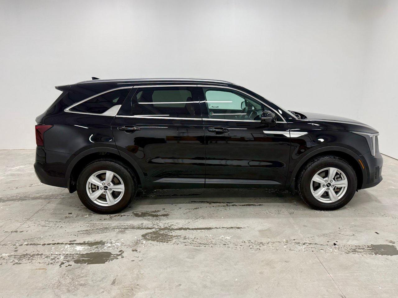 2025 Kia Sorento LX Photo3