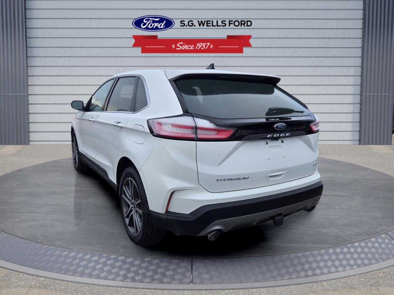 2021 Ford Edge Titanium Photo2