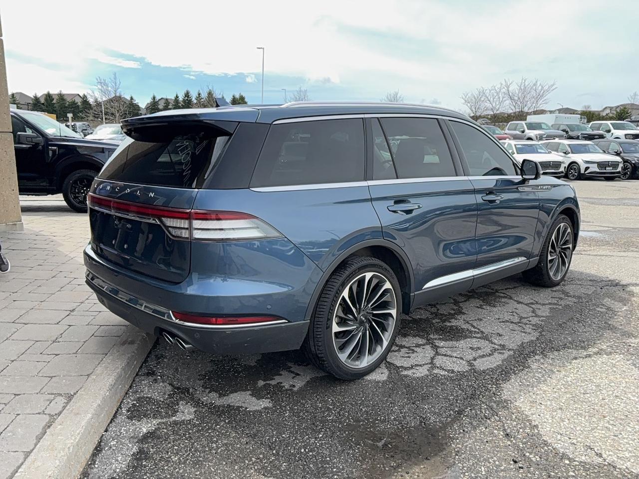 2020 Lincoln Aviator RESERVE, AWD, 22" RIMS, LOCAL TRADE, PANO ROOF! Photo4
