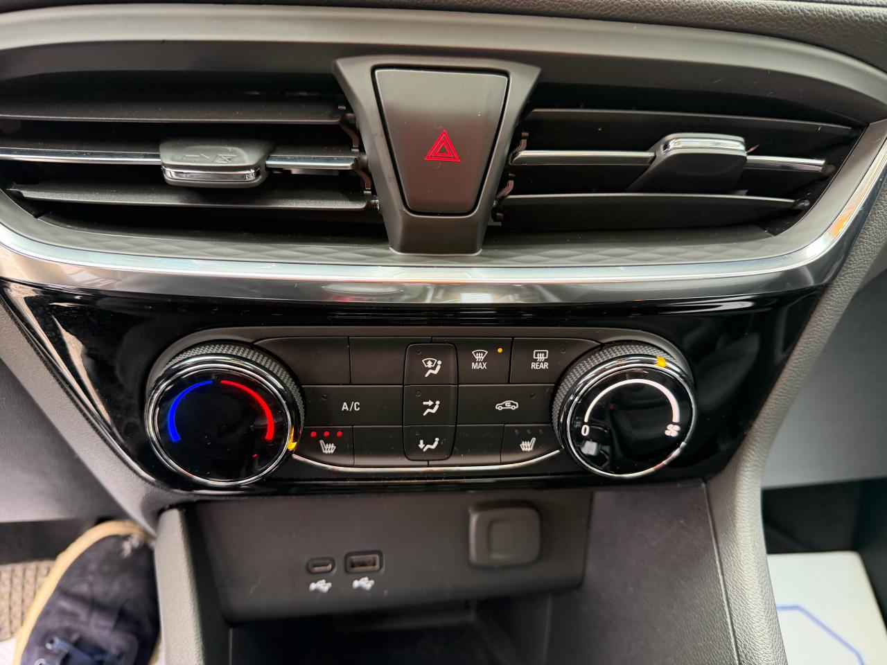 2024 Buick Encore GX Sport Touring ONLY 19K!, PANO ROOF, LEATHER, BOSE! Photo32